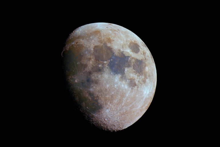Amateur Astrophotographer Shares Lunar Mineral Image