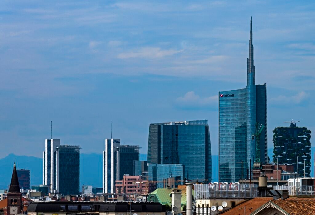 Palazzo del Banco di Roma, Milan, by Cesare Scoccimarro