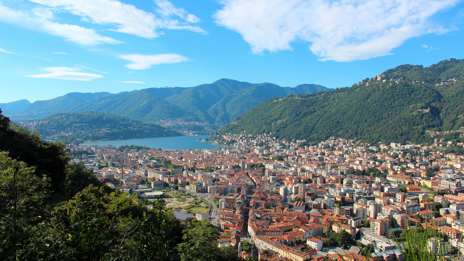 The city of Como at the foot of Lake Como, with the lake stretching north into the Alps.