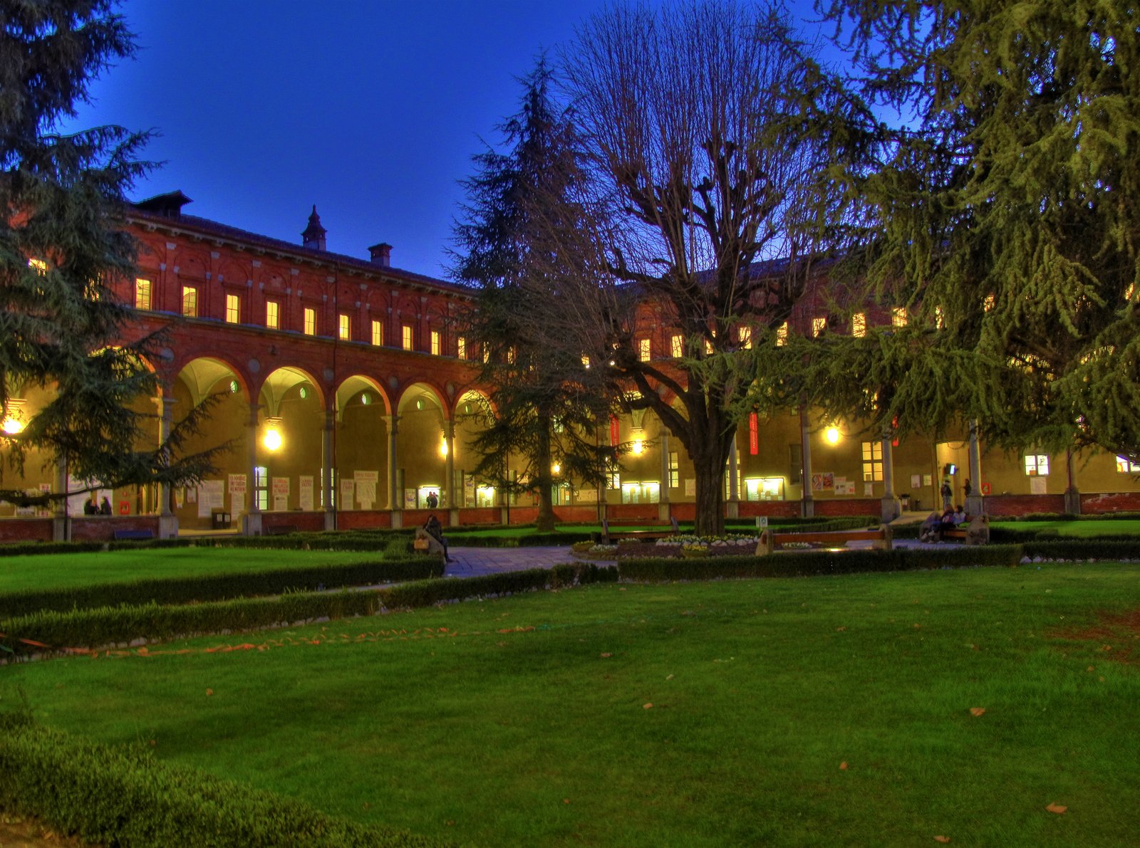 Second cloister of the Universit&agrave; Cattolica del Sacro Cuore in Milan with arcaded portico on classical columns