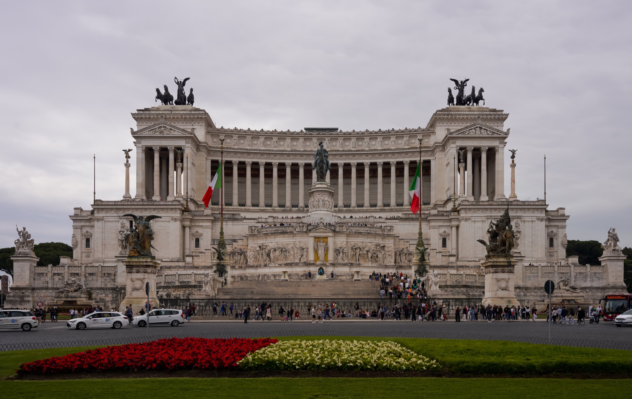 Frontal view of the Vittoriano monument in Rome, with the Altar of the Fatherland at the centre and the bronze Quadrighe rising above the propylaea