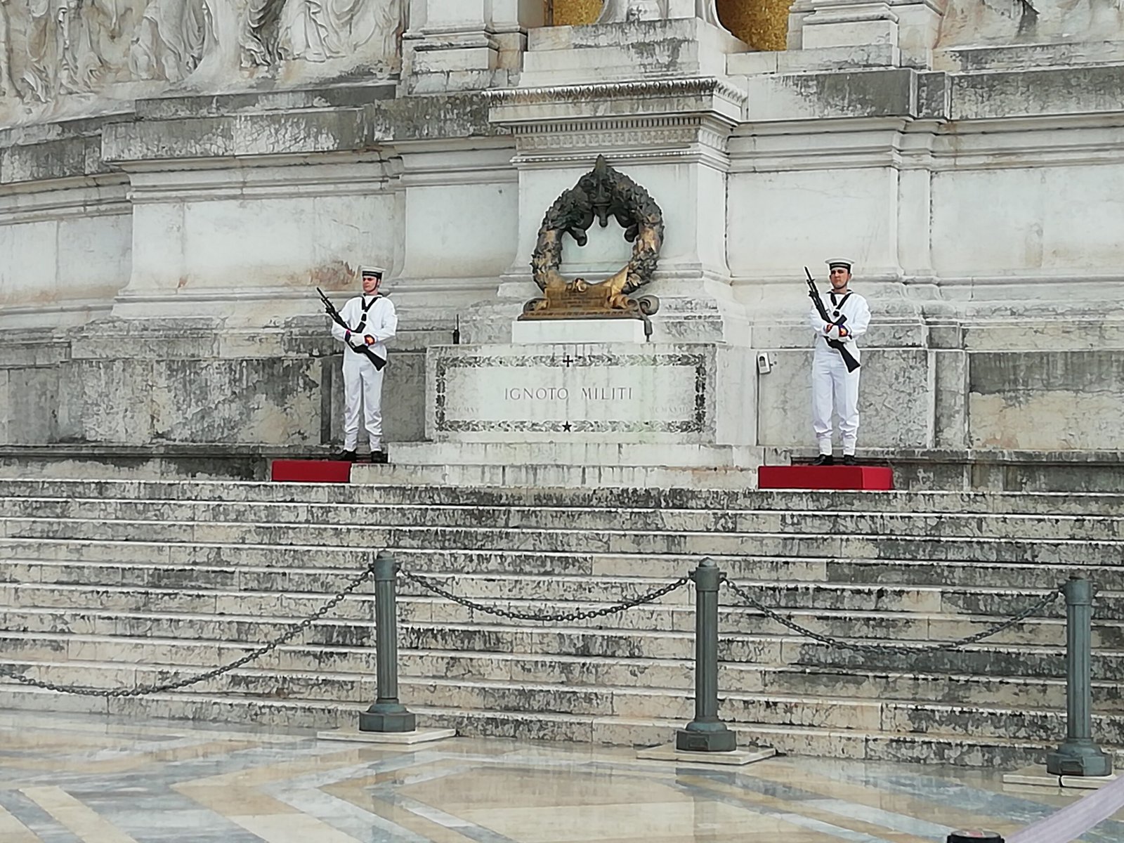 The Altar of the Fatherland with the Tomb of the Italian Unknown Soldier, flanked by two honour guards beneath the gilded statue of the goddess Roma