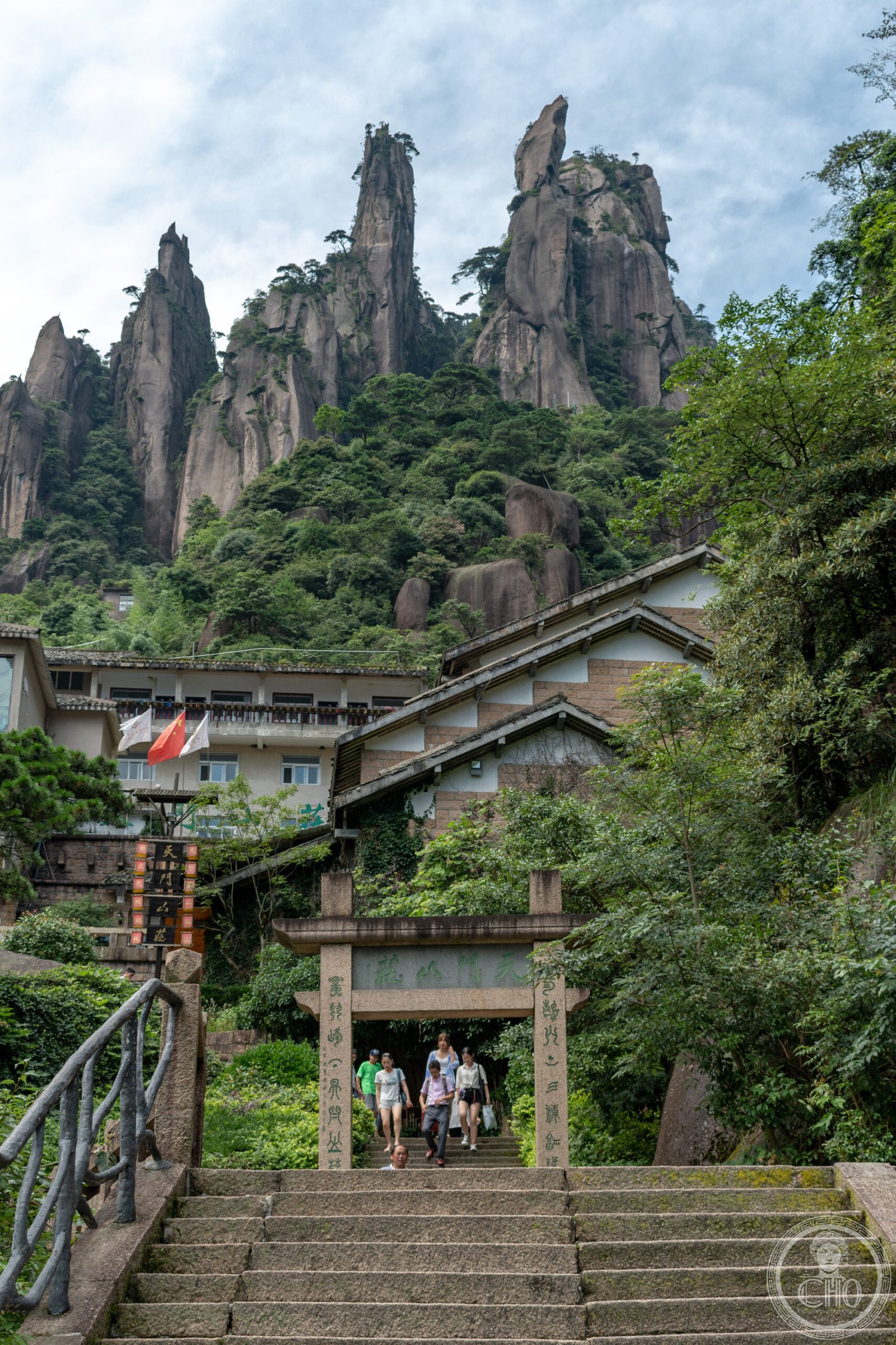 Le formazioni granitiche verticali del Monte Sanqingshan tra le nuvole, Jiangxi, Cina