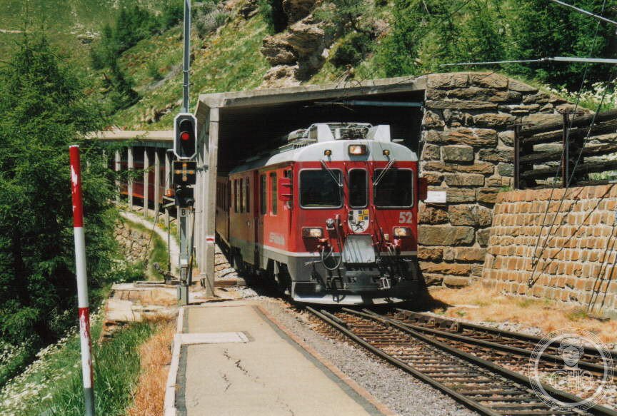 Einfahrt des aus de:St. Moritz kommenden de:ABe 4/4 III 52 in de:Alp Grüm, de:J
