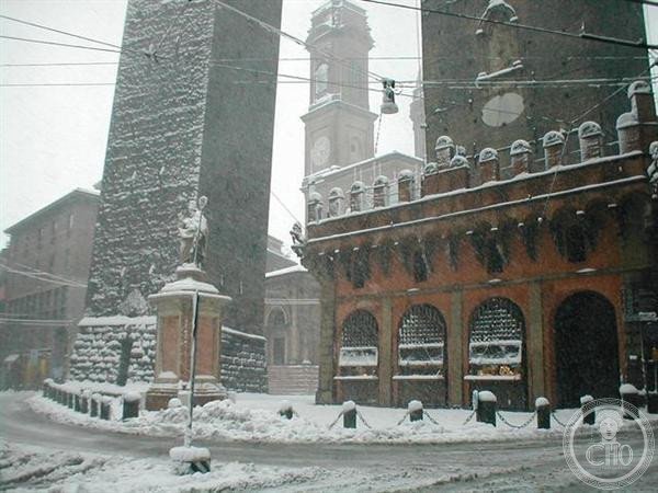 Bologna-San_Petronio_statua_with_snow.jpg