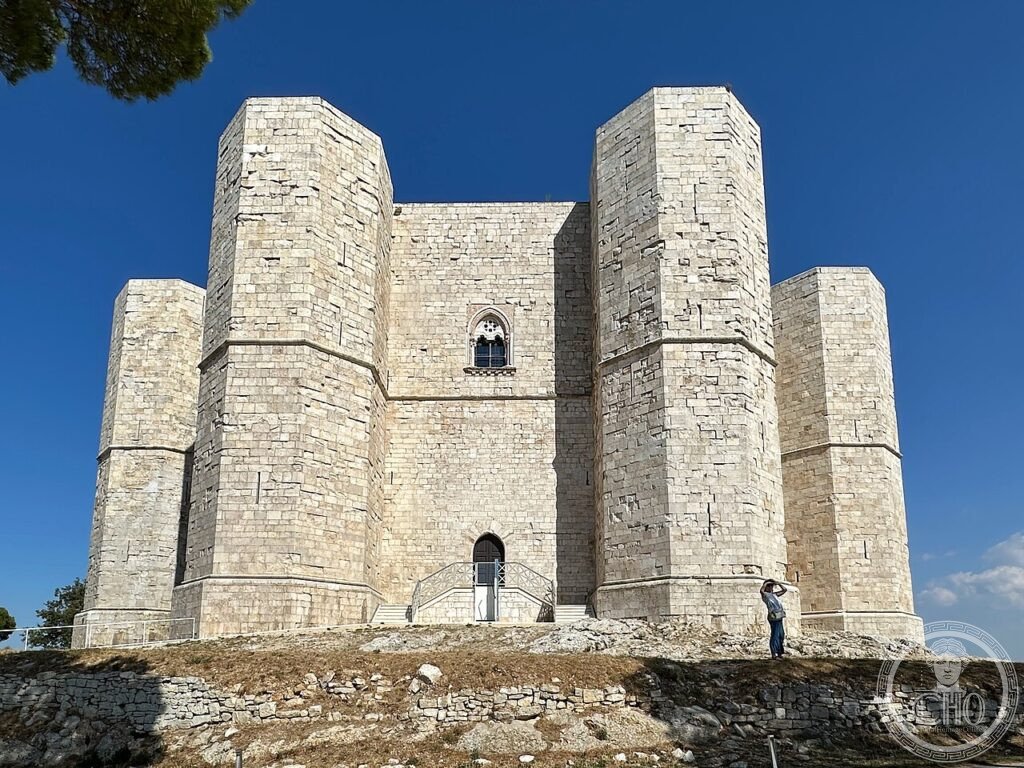 Castel del Monte Andria Puglia Federico II 1240 CE ottagono pietra calcarea conica UNESCO 1996
