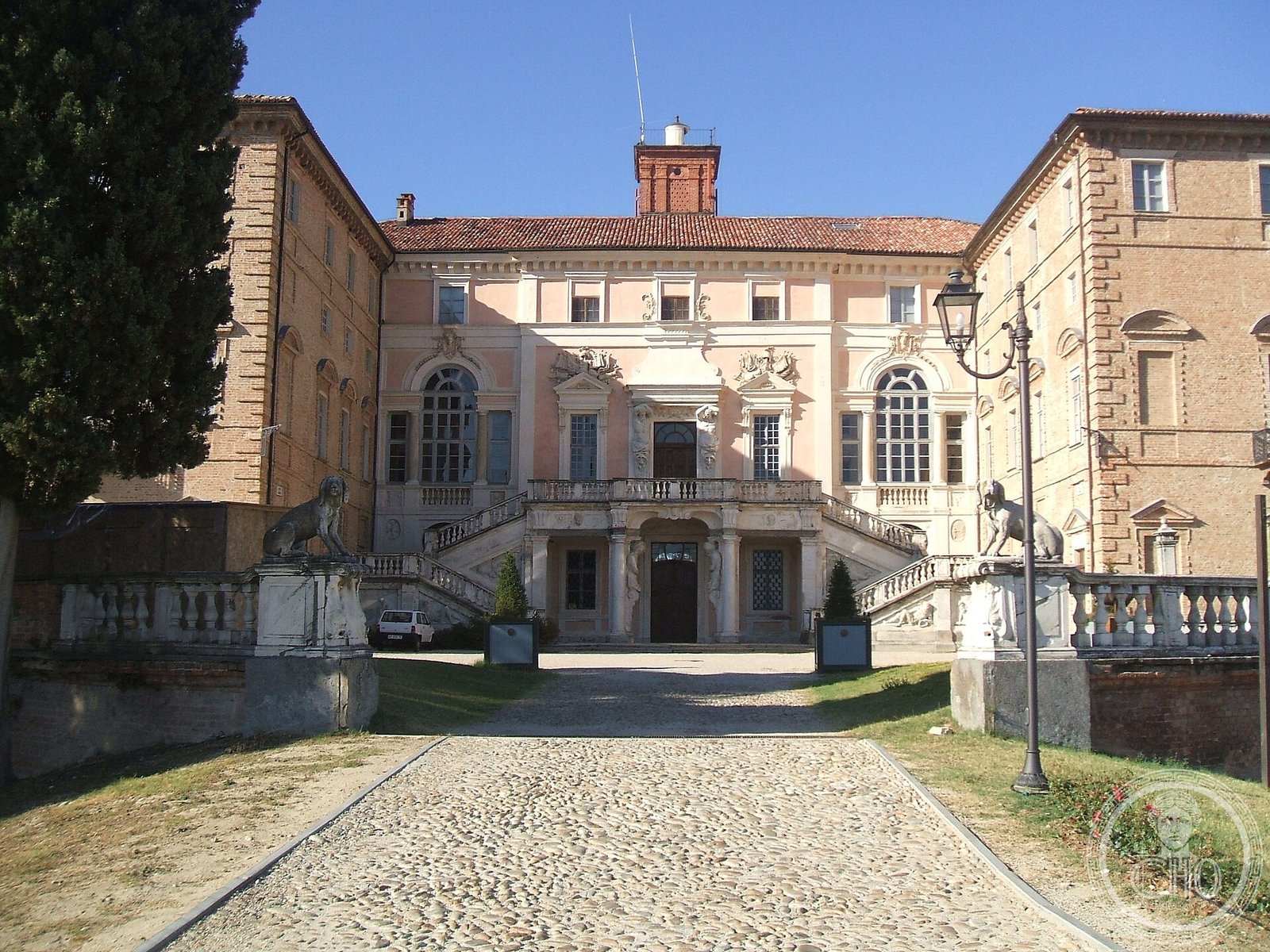 Royal Castle of Govone — via Wikimedia Commons