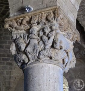 File:Abbazia di sant'antimo, capitello con daniele nella fossa dei leoni del maestro di cabestany 01.JPG