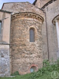 File:AbbaziaSAntimoCappellaCarolingiaAbside.jpg