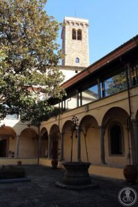 File:Badia fiesolana, chiostro con pozzo, 03.JPG