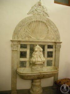 File:Badia fiesolana, sagrestia, lavabo rinascimentale.JPG