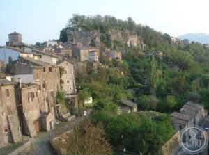 File:Bomarzo view South with rock at sunset.jpg