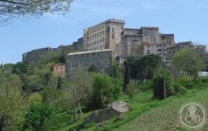 File:Bomarzo with Palazzo Orsini from W valley 2.jpg