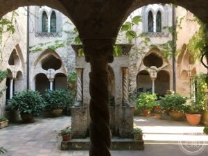 File:Claustro Villa Cimbrone 13.jpg