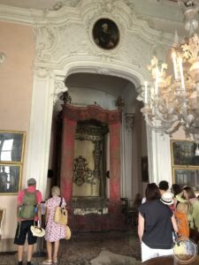 File:Interni Palazzo Borromeo 15.jpg