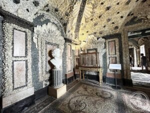 File:Palazzo Borromeo - Grotto.jpg