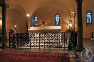File:San Colombano sepulchral ark.jpg