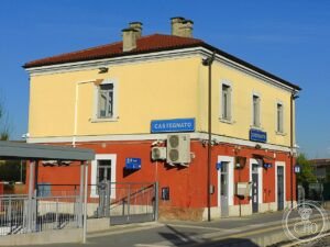 File:Stazione di Castegnato Fabbricato Viaggiatori lato binari 2026.jpg