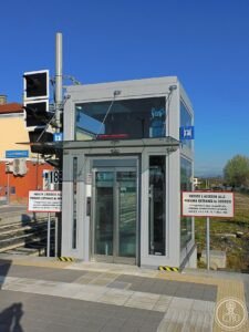 File:Stazione di Castegnato ascensore binari 2 e 3 20260404.jpg