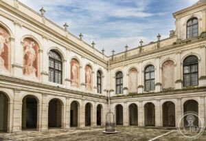 File:(Stra) Villa Pisani - Il pozzo nel cortile interno sud-ovest.jpg