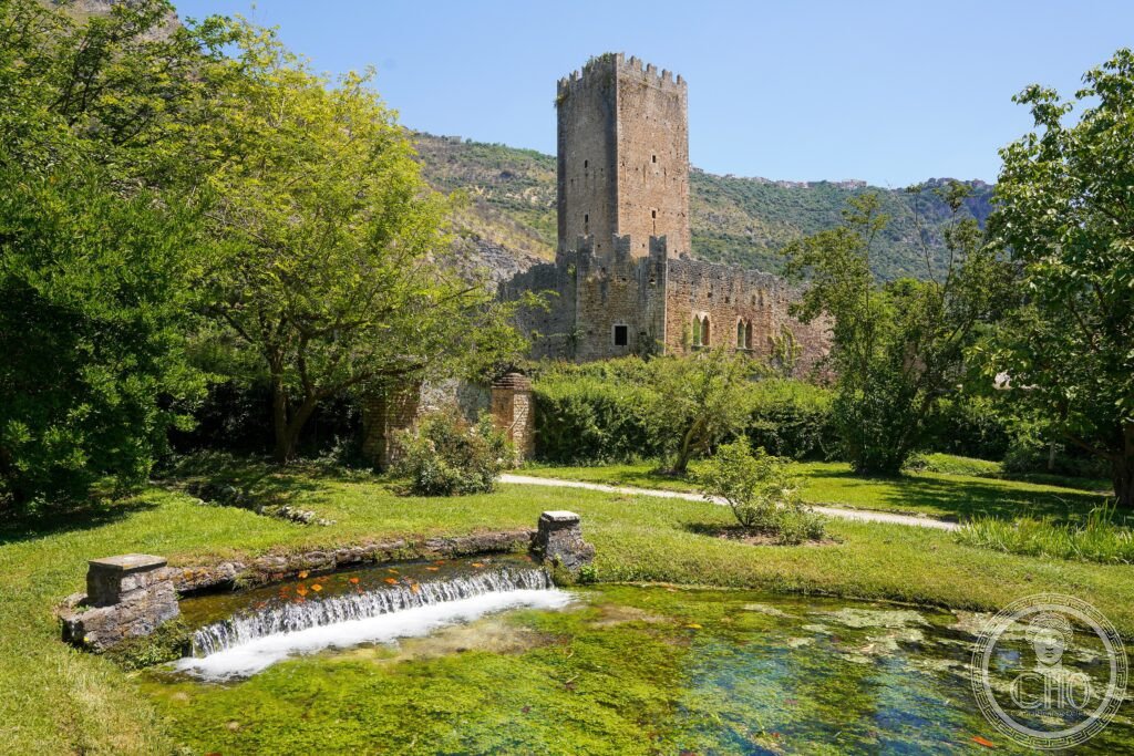 Giardino di Ninfa Cisterna di Latina Caetani 1921 ruderi medievali rose rampicanti Lazio FAI