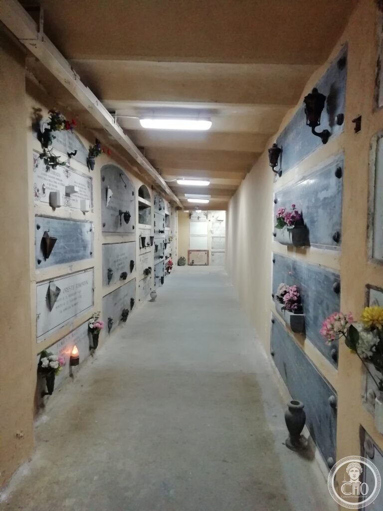 Arco con le tombe della famiglia Stracciari nel Chiostro VI, sotterraneo di pone