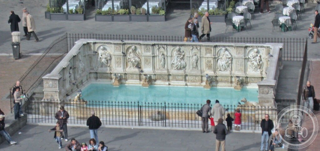 Italia, Siena, Fontana di piazza del Campo, dalla Torre del Mangia