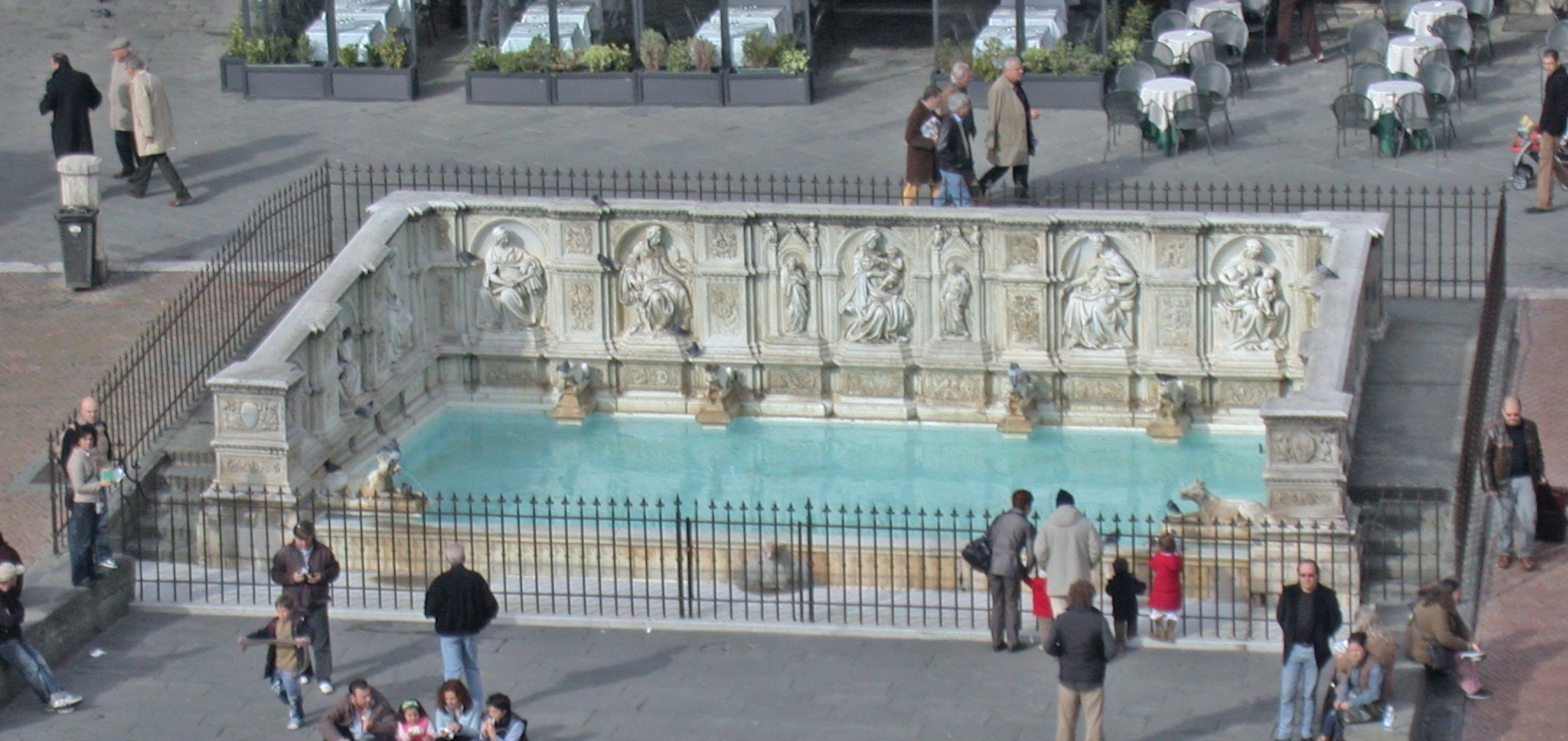 Italia, Siena, Fontana di piazza del Campo, dalla Torre del Mangia