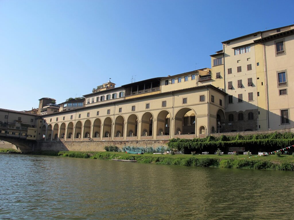 The Vasari Corridor running above the Lungarno degli Archibugieri towards the bridge