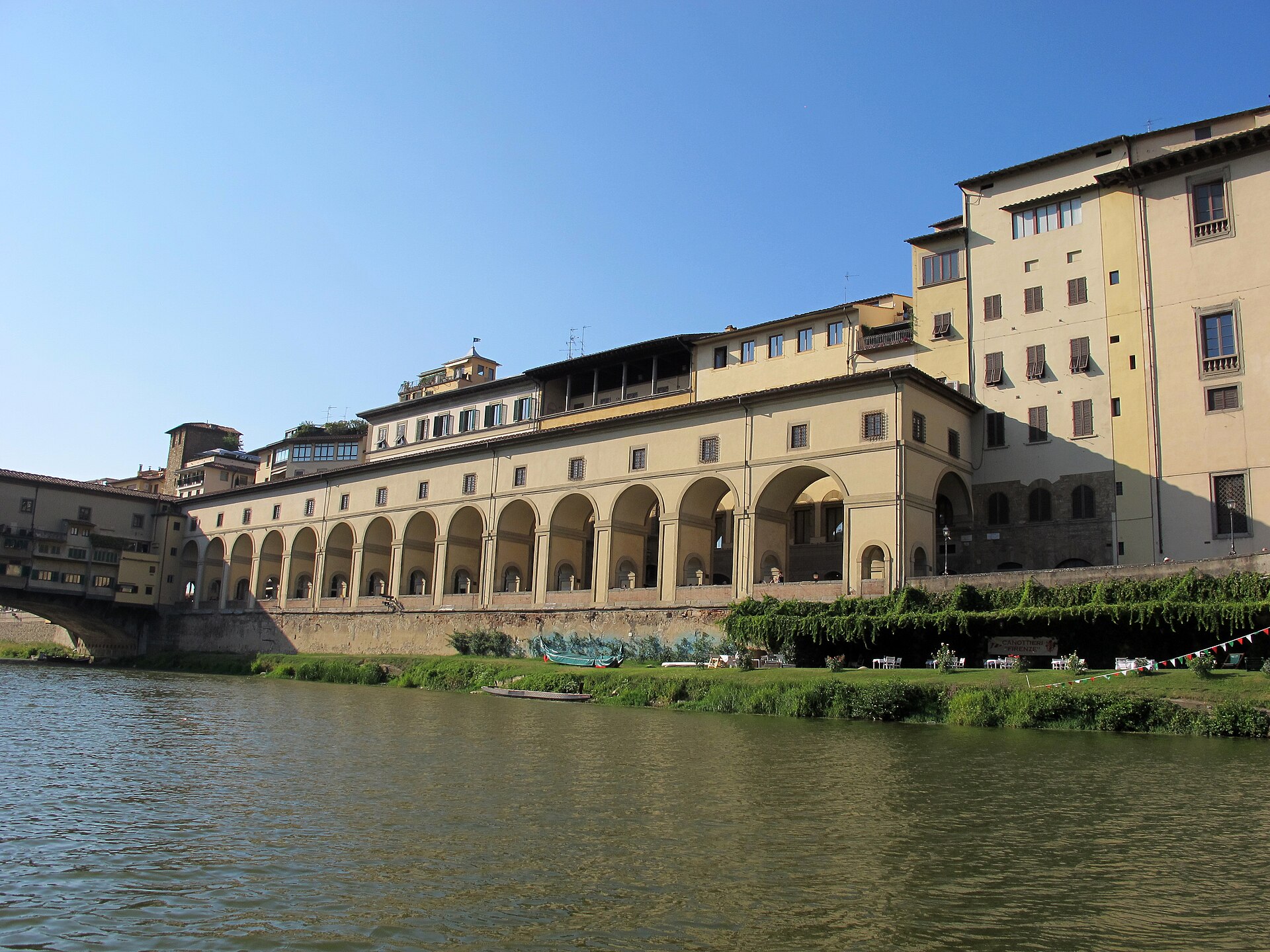 The Vasari Corridor running above the Lungarno degli Archibugieri towards the bridge