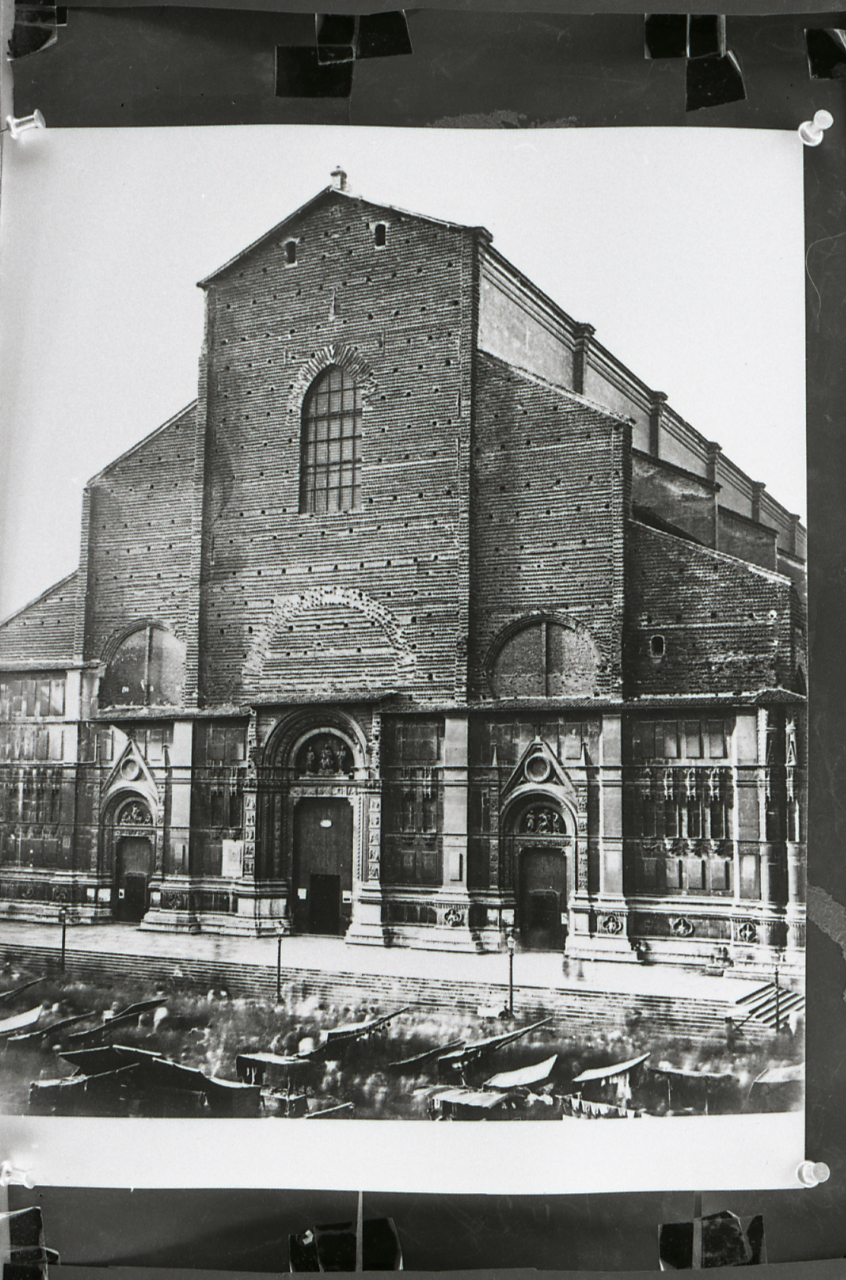 Servizio fotografico : Bologna, 1973 / Paolo Monti. - Strisce: 5, Fotogrammi complessivi: 25 : Negativo b/n, gelatina bromuro d'argento/ pellicola ; 35 mm. - ((Sul portanegativi: N[I]K[MA]T FP4. - I fotogrammi nn. 10-22 sono mancanti. - Occasione: Campagna di rilevamento del centro storico. - Fonte: Agenda di Paolo Monti: Leica 1501-3000 Controllo numerazione (1950-1978), presso Archivio Paolo Monti