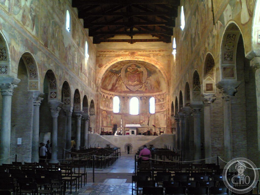 Abbazia di Pomposa (interno) - foto realizzata da Utente Microsoikos