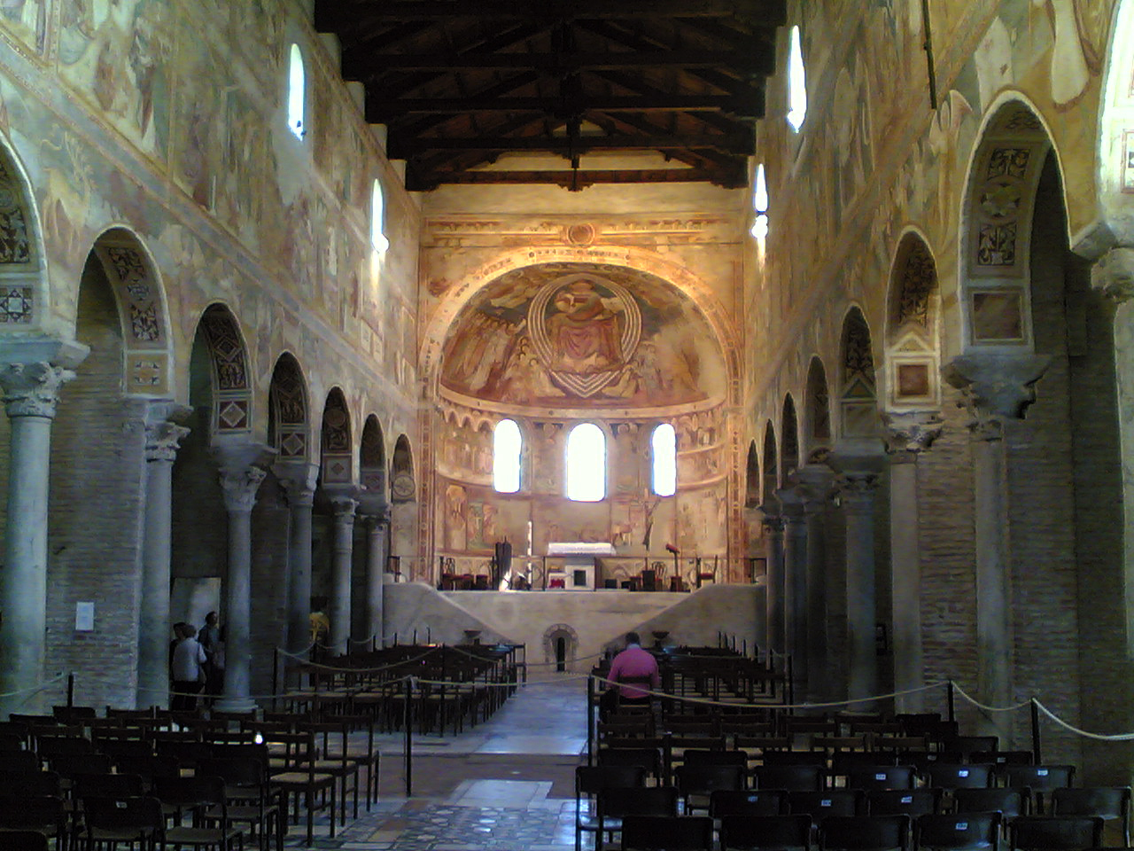 Abbazia di Pomposa (interno) - foto realizzata da Utente Microsoikos