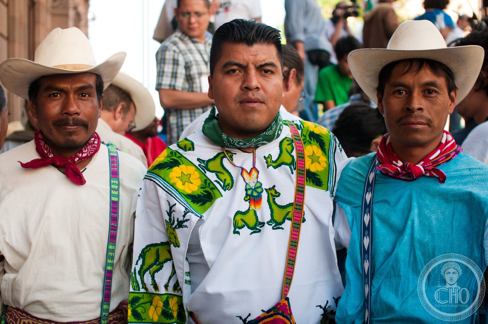 Pellegrini Huichol (Wixáritari) nel deserto di Wirikuta, San Luis Potosí, Messico