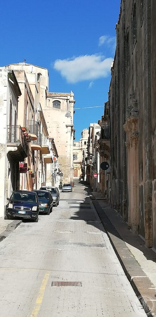 Via Arnaldo da Brescia e chiesa di San Carlo al Corso.