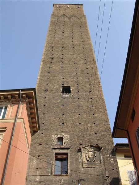 Torre dei Prendiparte in Bologna.
Picture by Paolo Carboni (myself)