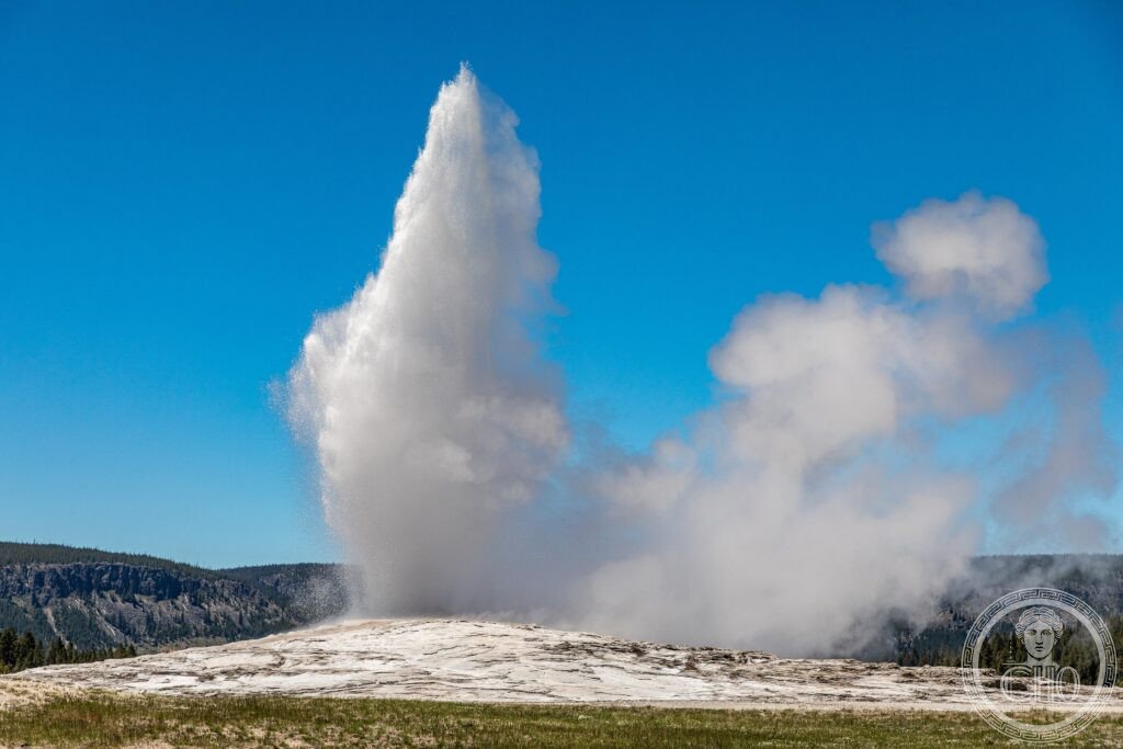 Yellowstone Old Faithful geyser eruption USA national park UNESCO World Heritage