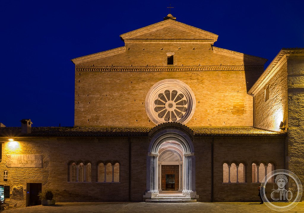 Chiostro e chiesa romanico-cistercense dell'Abbazia di Chiaravalle di Fiastra nella valle del Fiastra, Tolentino-Urbisaglia, Marche