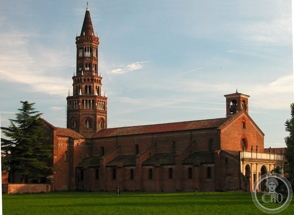 Abbazia di Chiaravalle Milanese, torre lanterna gotica del XII secolo con logge sovrapposte sopra il tetto della chiesa cistercense, Milano