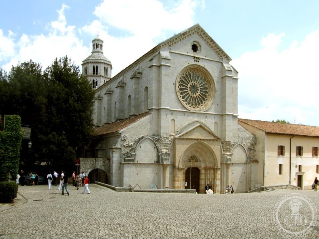 Abbazia di Fossanova, chiesa cistercense con campanile romanico e facciata gotica di pietra calcarea, Priverno, Latina, Lazio