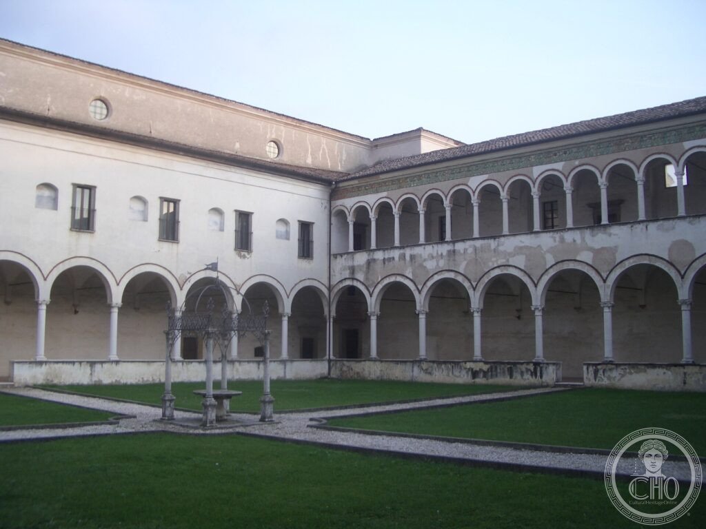 Abbazia di Rodengo-Saiano, grande chiostro rinascimentale con doppio ordine di logge e pozzo centrale, Brescia, Lombardia