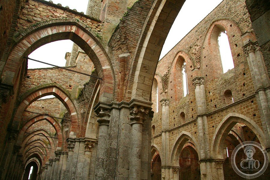 Abbazia di San Galgano Chiusdino Siena tetto aperto navata riflesso acqua piovana Toscana 1218 cistercensi
