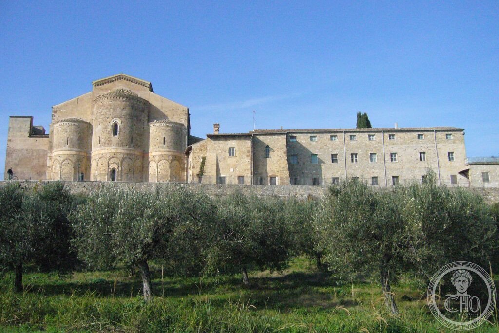 Abbazia di San Giovanni in Venere, complesso benedettino romanico sul promontorio adriatico con la chiesa e il campanile visibili dal mare, Fossacesia, Chieti, Abruzzo