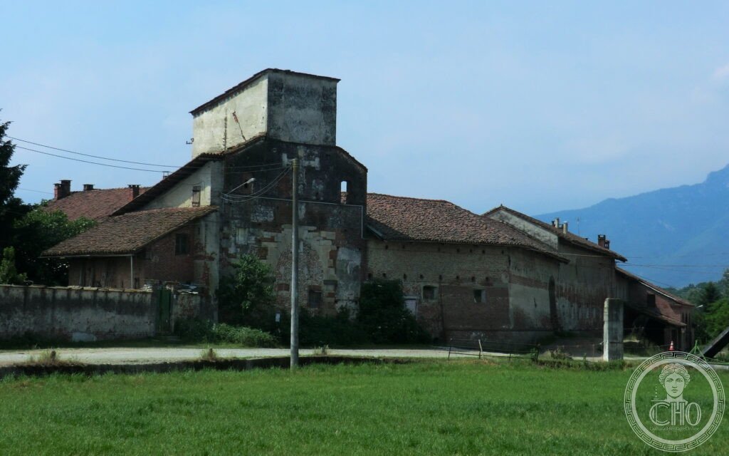 Abbazia Santa Maria di Staffarda Revello Cuneo Piemonte facciata romanica 1135 cistercensi FAI chiostro gotico