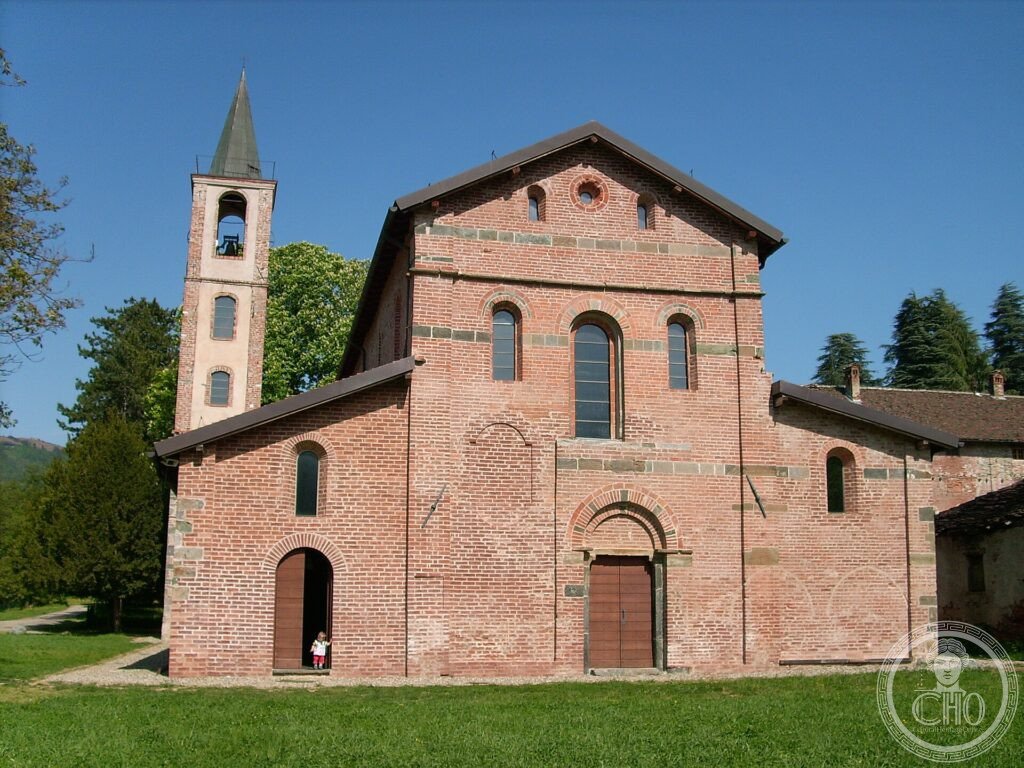 Abbazia di Tiglieto, chiesa cistercense romanica in pietra con abside semicircolare nell appennino ligure, Genova
