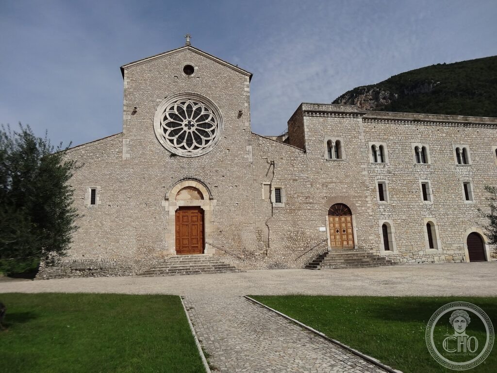 Abbazia di Valvisciolo, chiesa cistercense gotica con abside e campanile romanico tra gli olivi dei Monti Lepini, Sermoneta, Latina, Lazio