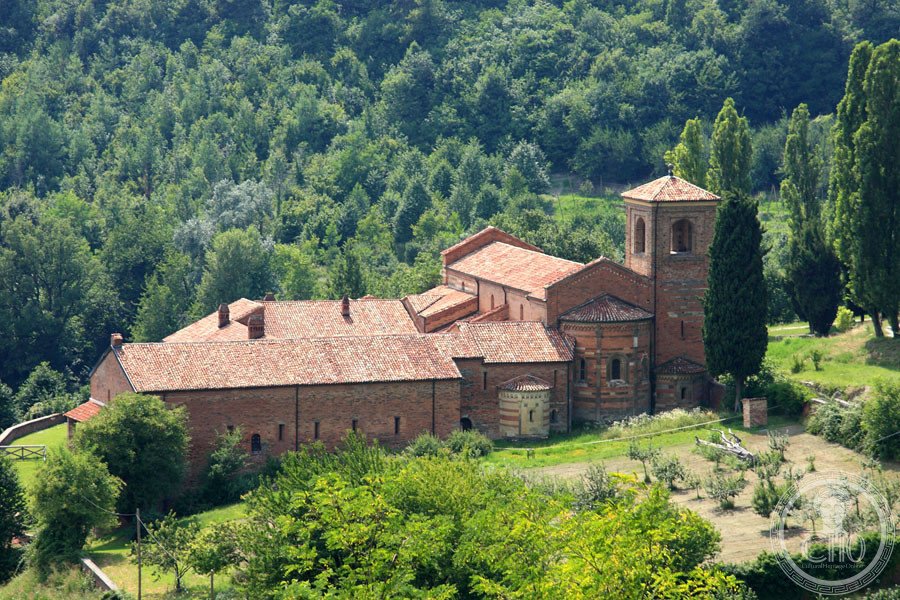 Abbazia di Vezzolano, facciata romanica con triforio ad archetti e rosone del XII secolo, Albugnano, Asti, Piemonte