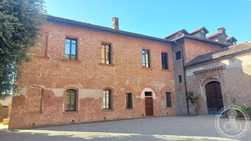 Abbazia di Viboldone, facciata gotica in laterizio lombardo con bifore e portale, San Giuliano Milanese, provincia di Milano