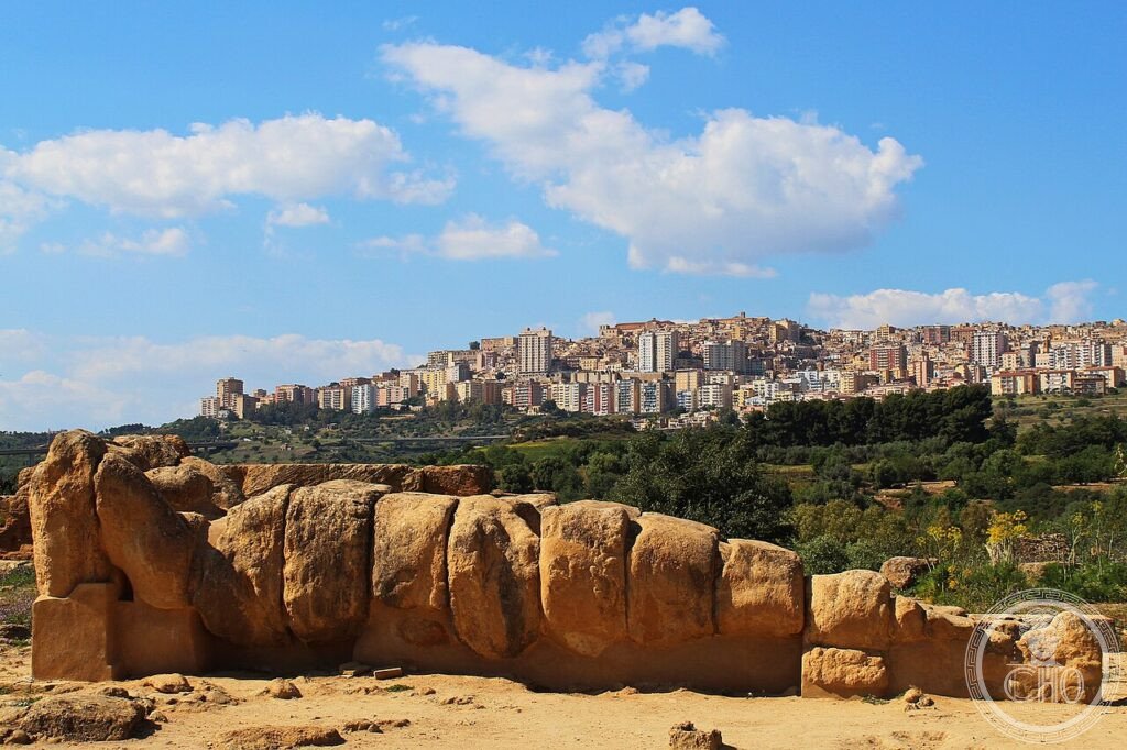 Tempio della Concordia di Agrigento 430 a.C. in tufo calcareo dorato con pronao e colonne doriche conservate