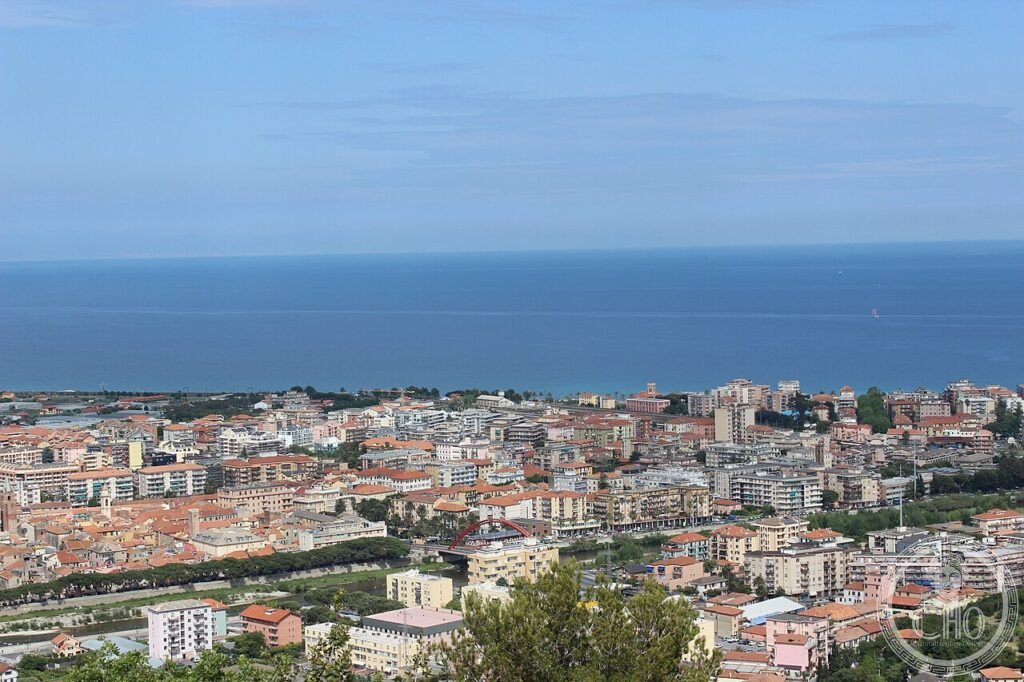 Albenga centro storico torri medievali battistero paleocristiano V sec Liguria Ingaunia Mar Ligure